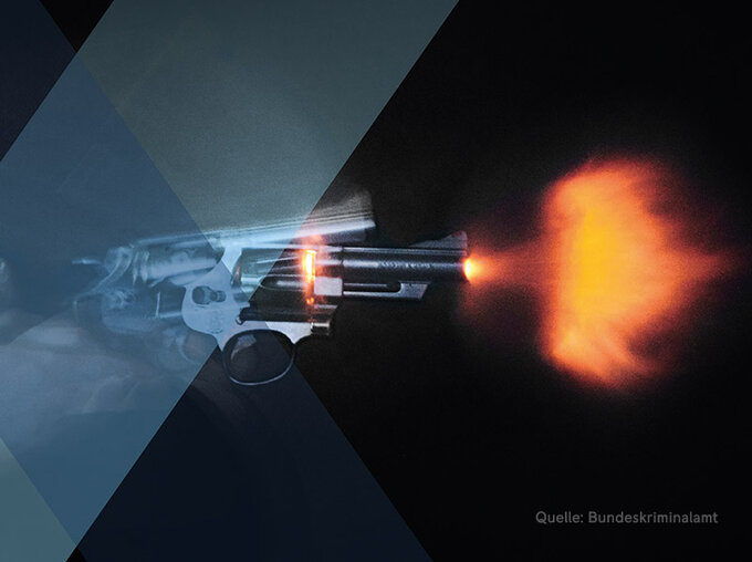 Symbolische Darstellung eines abgefeuerten Revolvers mit sichtbarem Mündungsfeuer und Geschossflug vor dunklem Hintergrund; grafisch überlagert, thematisch zur Entwicklung von Waffendelikten, Quelle: Bundeskriminalamt.
