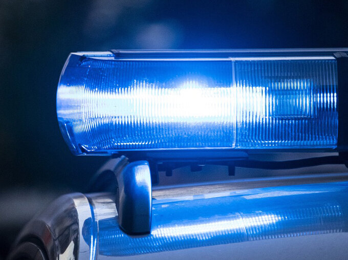 Blaulicht auf dem Dach eines Polizeifahrzeugs in Betrieb, symbolisches Bild für Polizei, Einsatzgeschehen und Kriminalstatistik.