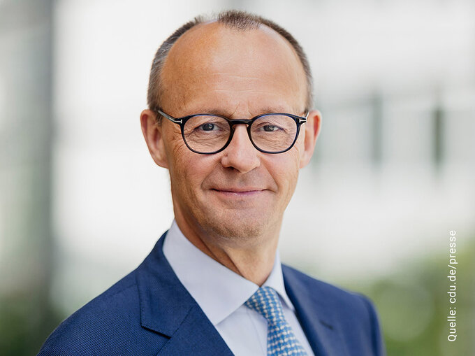 Porträt von Bundeskanzler Friedrich Merz im Anzug mit Krawatte und Brille vor hellem, unscharfem Hintergrund; Quellenangabe „cdu.de/presse“ am Bildrand sichtbar.