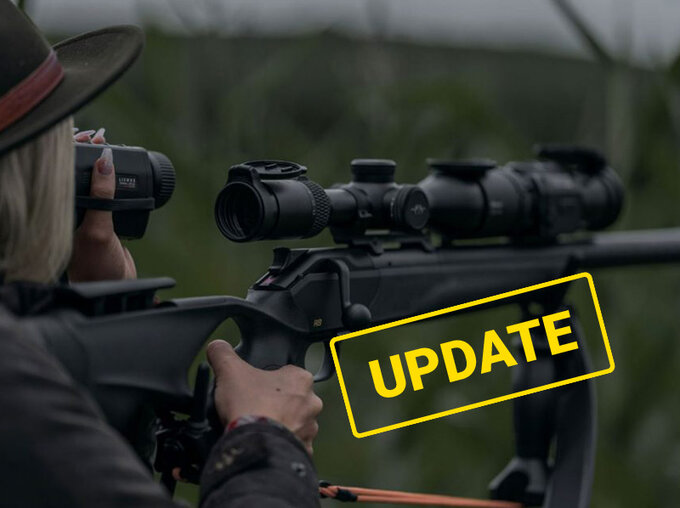 Person in Outdoor-Kleidung zielt mit einem Gewehr mit Zielfernrohr, während sie durch ein Beobachtungsgerät blickt; im Vordergrund gelber Hinweis „UPDATE“, thematisch Jagd und Nachtsichttechnik.