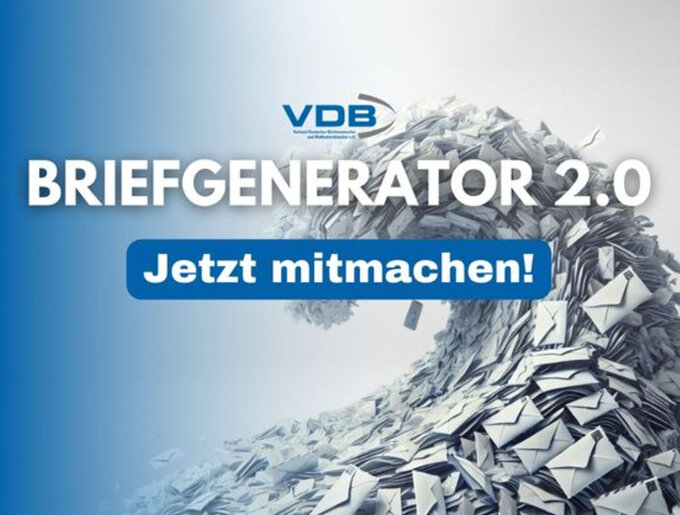 Grafik mit VDB-Logo und der Aufschrift „Briefgenerator 2.0 – Jetzt mitmachen!“ vor abstraktem Hintergrund aus zahlreichen Briefumschlägen in Blautönen.