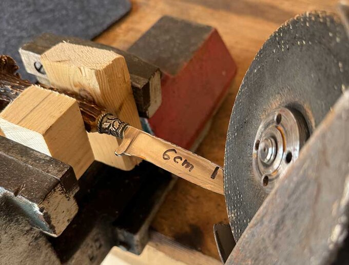 Trenne gegen Tradition: Wenngleich es keinerlei Deliktrelevanz gibt, dürften bei Inkrafttreten der neuen Führverbote die Nicker in der Lederhose nur noch max. 6 cm Klingenlänge haben. Geradezu grotesk zu glauben, dass diejenigen, die mit Macheten auf die Straße gehen, nun auch die „Flex“ ansetzen