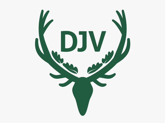 Logo des Deutschen Jagdverbands (DJV) mit stilisiertem grünem Hirschgeweih und den Buchstaben „DJV“ auf weißem Hintergrund.