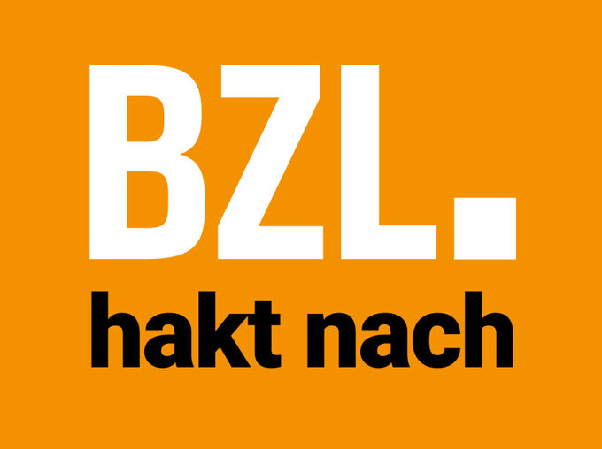 Orangefarbene Grafik mit weißer Aufschrift „BZL.“ und schwarzem Text „hakt nach“.