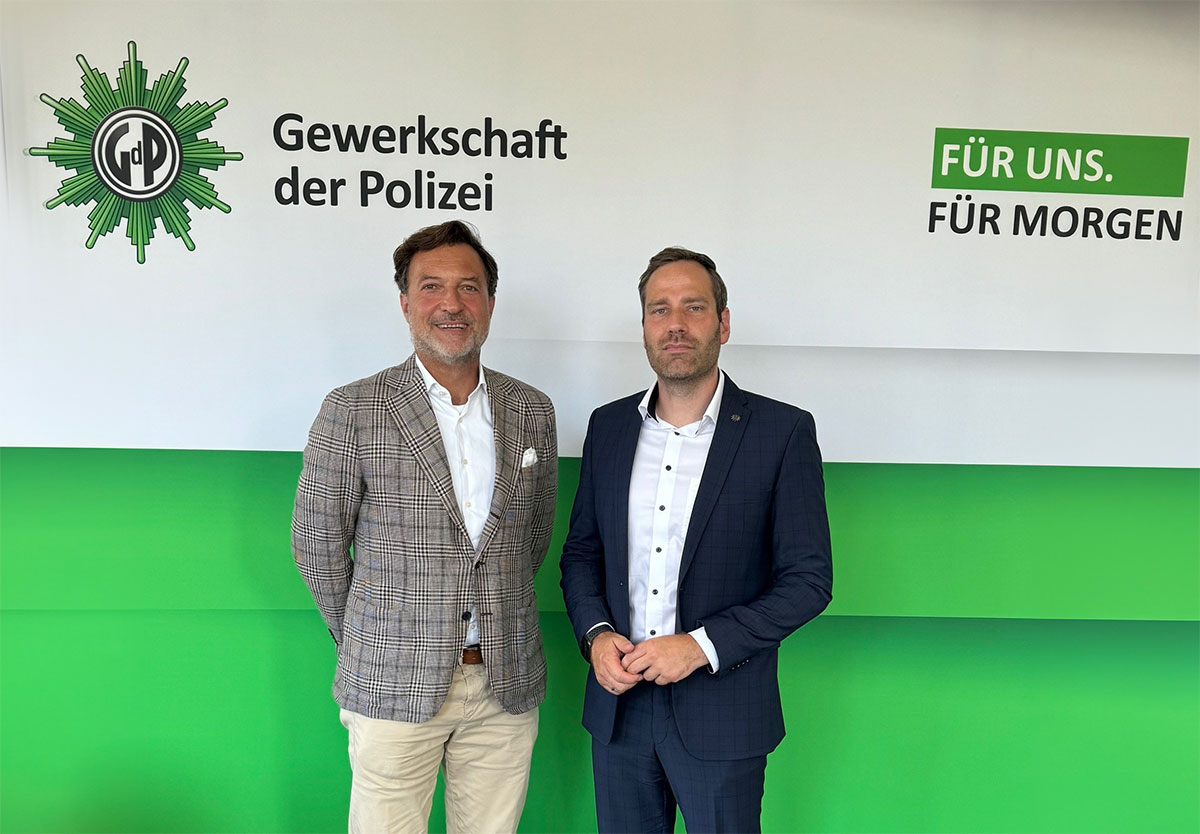 Jochen Kopelke von der GdP (rechts im Bild) und Matthias Klotz fanden im Gespräch viele Übereinstimmungen in Bezug auf die Bekämpfung der Messerkriminalität