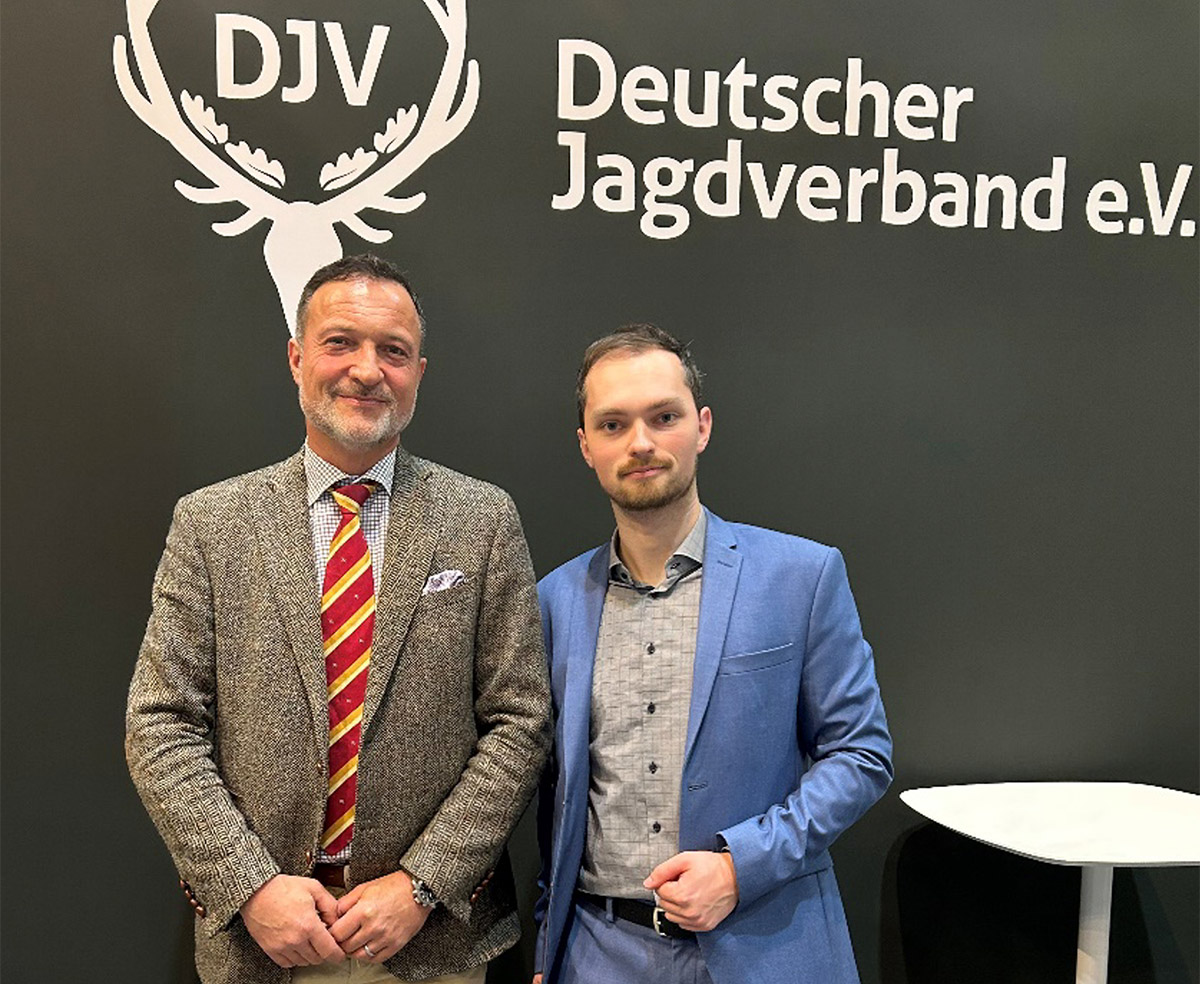 Fabian Griewel (FDP, rechts) und Matthias Klotz, Vorsitzender des Bundesverbands zivile Legalwaffen e. V. (BZL), stehen vor einem Stand des Deutschen Jagdverbands (DJV) und posieren nach einem Gespräch zur FDP-Agenda und weiteren geplanten Abstimmungen.