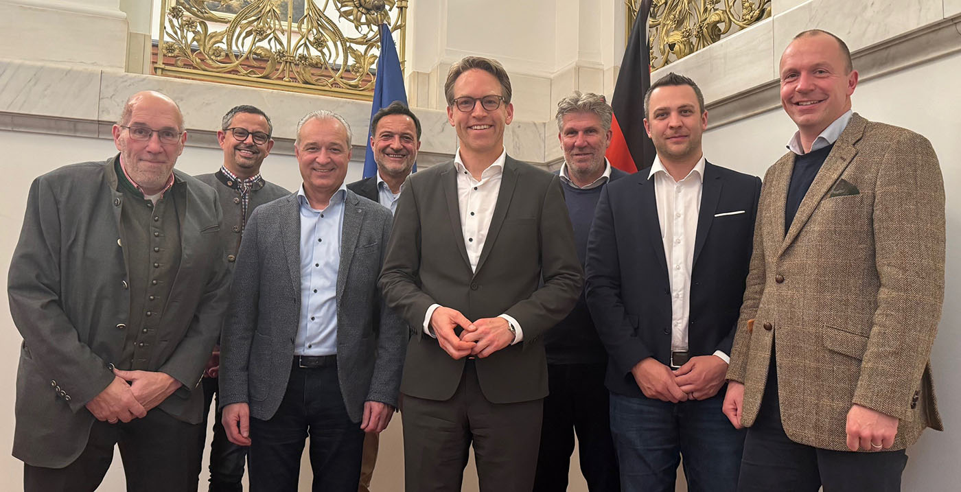 Gruppenfoto bei einem politischen Gesprächstermin im Bundestag: In der Bildmitte der CDU-Bundestagsabgeordnete Marc Henrichmann, umgeben von mehreren Gesprächspartnern aus Verbänden und Politik; im Hintergrund Flaggen und repräsentative Innenarchitektur.  Wenn du möchtest, kannst du mir gern sagen, ob weitere Personen namentlich genannt werden sollen (z. B. weil sie offiziell Teil des Termins waren) – dann passe ich den Alt-Text gezielt an.