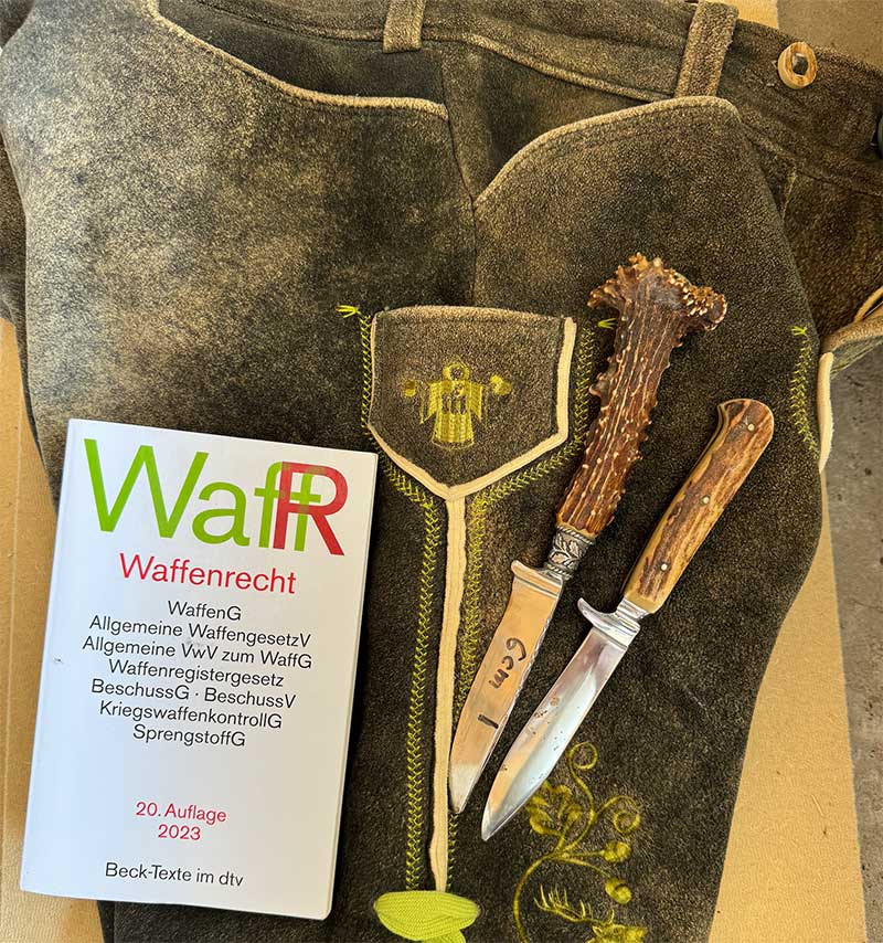 Zieht den Bayern die Nicker aus der Lederhose! Sollte sich Nancy Faeser mit ihrer Symbolpolitik durchsetzen, werden die klassischen Trachten-Nicker mit einem Führverbot belegt. Sollte da die Ausnahmeregelung der „Brauchtumspflege“ nicht flächendeckend greifen, drohen unzählige Strafverfahren gegen unbescholtene Bürger