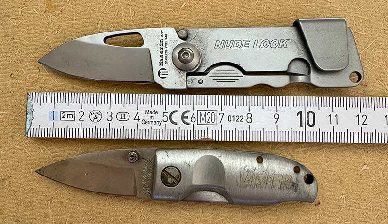 Diese beiden Mini-Einhandmesser (Klingenlänge 4 bzw. 4,5 cm) sind bereits jetzt nach §42 a WaffG mit einem Führverbot belegt. Dies zeigt, wie blinder gesetzgeberischer Aktionismus an der Sache und der eigentlichen Problemlösung vorbeigeht