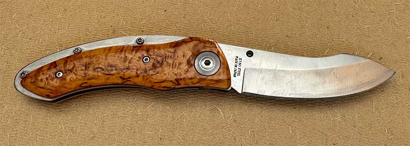 Rechtstreue Bürger wollen mit dem Gesetz nicht in Konflikt kommen. Also wurde von diesem wunderschönen Einhand-Folder mit Maserbirken-Griff der Öffnungsknopf entfernt. Jetzt ist es zwar nicht mehr mit einem Führverbot belegt, aber genauso unbrauchbar für die Benutzung wie Nancy Faesers Waffenrechts-Verschärfung für die öffentliche Sicherheit