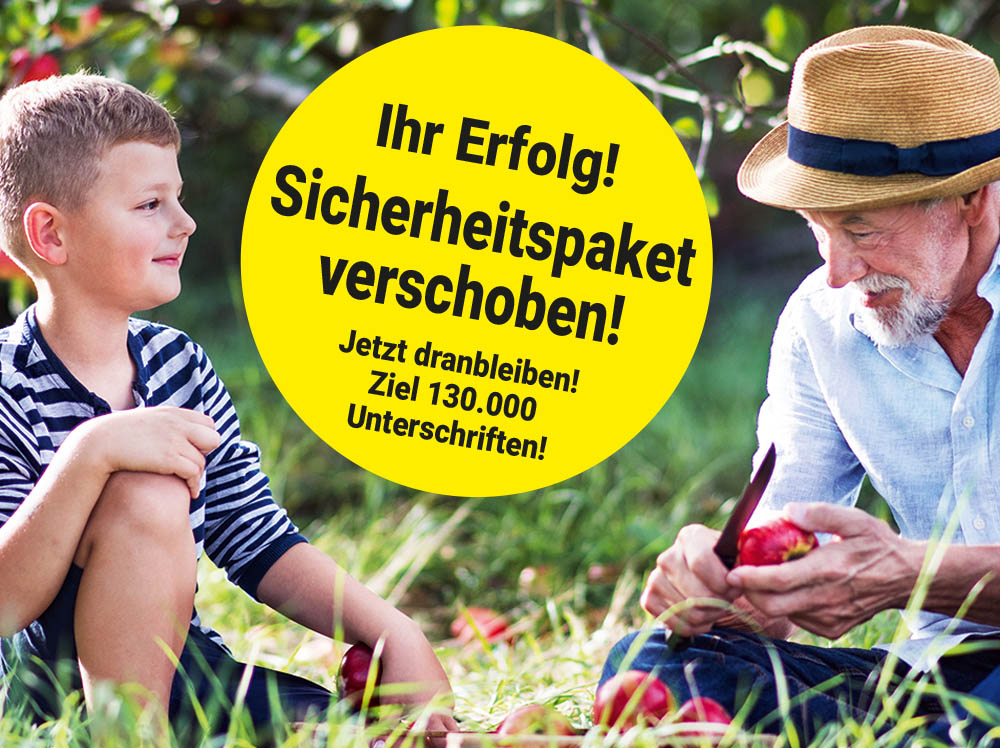 Junge und älterer Mann sitzen im Grünen und schneiden Äpfel; darüber ein gelber Kreis mit dem Text „Ihr Erfolg! Sicherheitspaket verschoben! Jetzt dranbleiben! Ziel 130.000 Unterschriften!“.