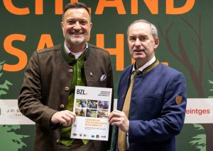 Der stellvertretende Bayerische Ministerpräsident Hubert Aiwanger und BZL-Vorsitzender Matthias Klotz mit der BZL-Broschüre zum Waffenrecht, die beim Chef der Freien Wähler auf großes Interesse stieß. Quelle: Czybick / DJV