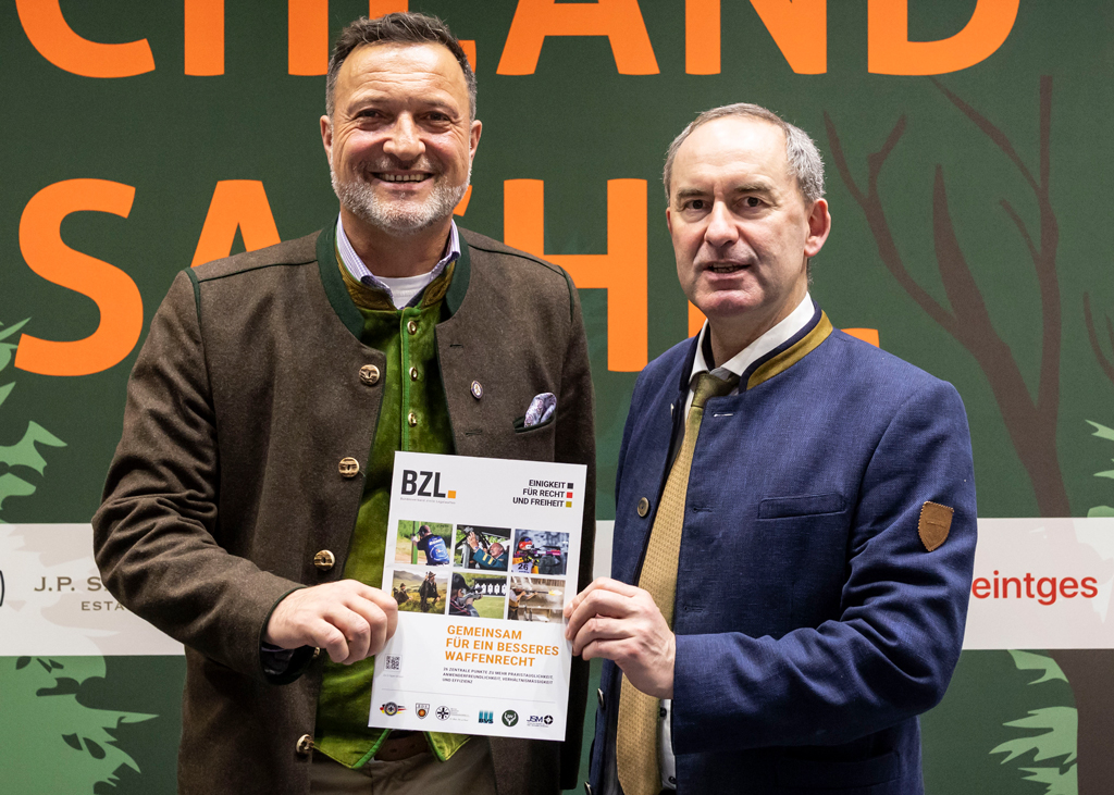 Der stellvertretende Bayerische Ministerpräsident Hubert Aiwanger und BZL-Vorsitzender Matthias Klotz mit der BZL-Broschüre zum Waffenrecht, die beim Chef der Freien Wähler auf großes Interesse stieß. Quelle: Czybick / DJV